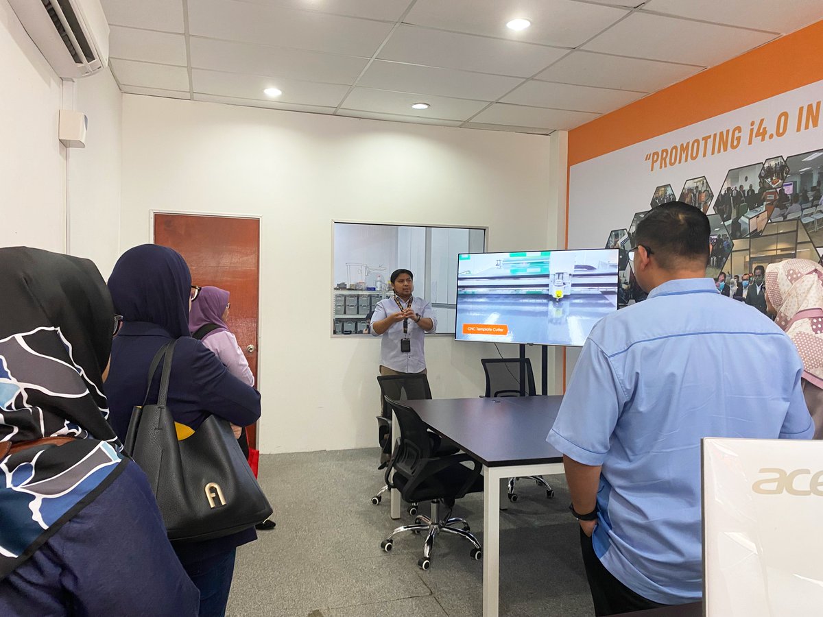 tr_trobot's tweet image. 6th February 2023 - T-Robot was pleased to receive a visit from MATRADE, represented by Mrs. Zaleha Jaafar, Director of E&amp;amp;E, ICT, Machinery &amp;amp; Equipment Section to Co9P Robotic Centre. 

@mtdcmalaysia 
@matrade 

#trobot #co9p #mtdc #matrade