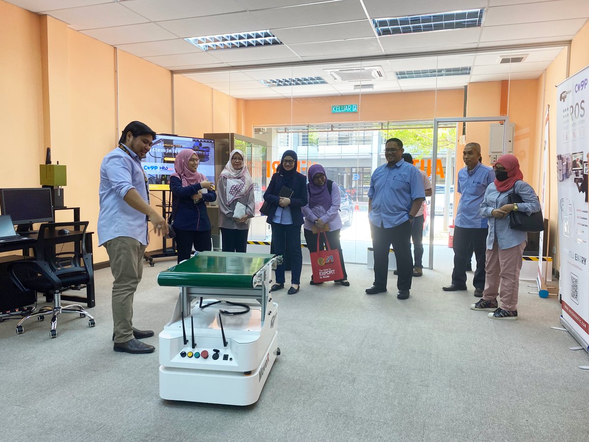 tr_trobot's tweet image. 6th February 2023 - T-Robot was pleased to receive a visit from MATRADE, represented by Mrs. Zaleha Jaafar, Director of E&amp;amp;E, ICT, Machinery &amp;amp; Equipment Section to Co9P Robotic Centre. 

@mtdcmalaysia 
@matrade 

#trobot #co9p #mtdc #matrade