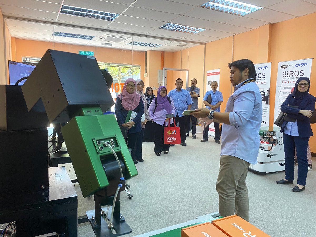 tr_trobot's tweet image. 6th February 2023 - T-Robot was pleased to receive a visit from MATRADE, represented by Mrs. Zaleha Jaafar, Director of E&amp;amp;E, ICT, Machinery &amp;amp; Equipment Section to Co9P Robotic Centre. 

@mtdcmalaysia 
@matrade 

#trobot #co9p #mtdc #matrade
