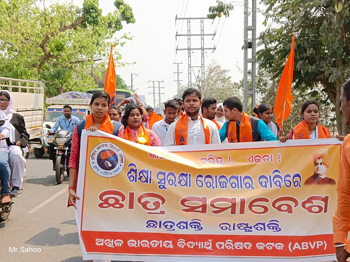 AbhiramOdisha's tweet photo. ଏବିଭିପି କଟକ ଜିଲ୍ଲାର ଜିଲ୍ଲା ସମ୍ମିଳନୀ ଅନୁଷ୍ଠିତ ହୋଇଯାଇଛିlଏବିଭିପିର ୭୫ ବର୍ଷ ଉପଲକ୍ଷେ ଜିଲ୍ଲାର ଶିକ୍ଷା ସୁରକ୍ଷା ଓ ରୋଜଗାର ଦାବିରେ ସମାଧାନ ନିମନ୍ତେ ଏକ ଶୋଭାଯାତ୍ରା ଅନୁଷ୍ଠିତ ହୋଇଯାଇଛିlଜିଲ୍ଲାର ଛାତ୍ରନେତା ମାନେ ନିଜର ଅଭିଭାଷଣ ରଖିଥିଲେl ଶେଷରେ ଅତିରକ୍ତ ଜିଲ୍ଲାପାଳଙ୍କୁ ଭେଟି ଦାବିପତ୍ର ପ୍ରଦାନ କରିଥିଲେl
#ABVPCuttack https://t.co/dM4z8Gvo1X