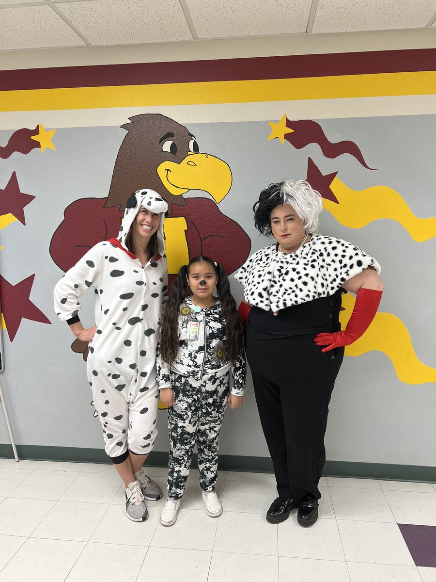 harriscsd83's tweet photo. Spirit week to kinder parade to staff photo 22-23 . We are setting those goals and crushing them. https://t.co/6oNNezhlt8