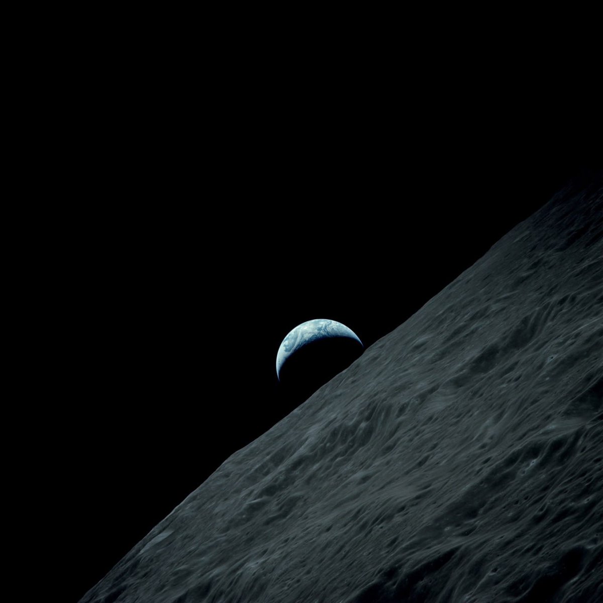 The crescent of the Earth rises above the horizon of the Moon. The footage was taken by the crew of the Apollo 17 expedition. December 1972 🌙

#Space #Cosmos #Moon #Earth #Apollo #Apollo17 #astronomy