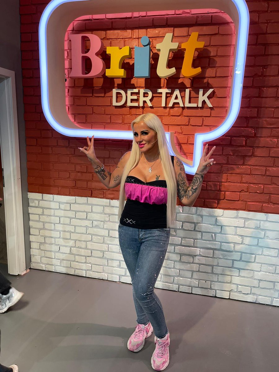 JuanaPrincess2's tweet photo. So meine lieben heute den 07.03.2023 um 16 Uhr auf #Sat1 wird meine #sendung #Brittdertalk ausgestrahlt ,schaltet eine meine lieben , ein #interessantes #Thema : #Vorurteile /#Optik ist nicht alles .
Es wird #unterhaltsam, schaltet ein,ich bin selbst gespannt wie es rüber kommt https://t.co/oY5aEDLISB