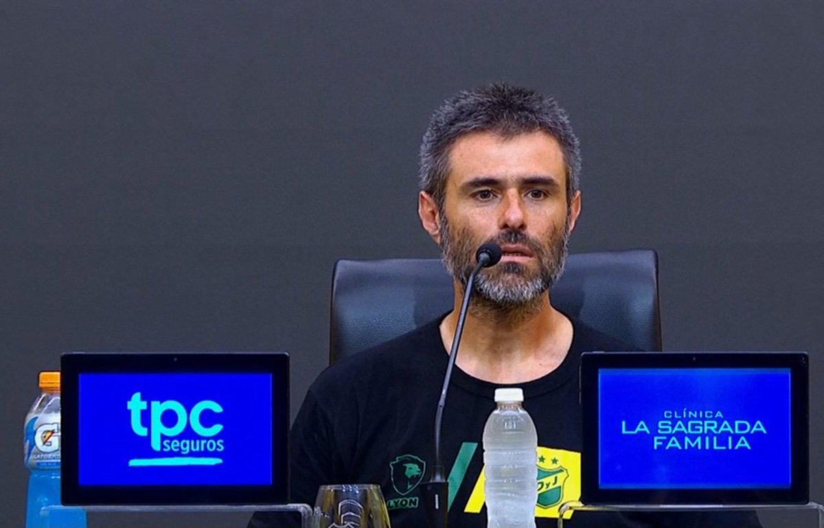 PlanetaDefensa's tweet photo. Julio VACCARI en conferencia de prensa: "Le dije a los jugadores que no podemos especular. Nosotros nos preparamos para salir a ganar todos los partidos y para ser protagonistas en los encuentros". 

#defensayjusticia #SomosVarela #SomosDefensa https://t.co/j0KjNIsYRl