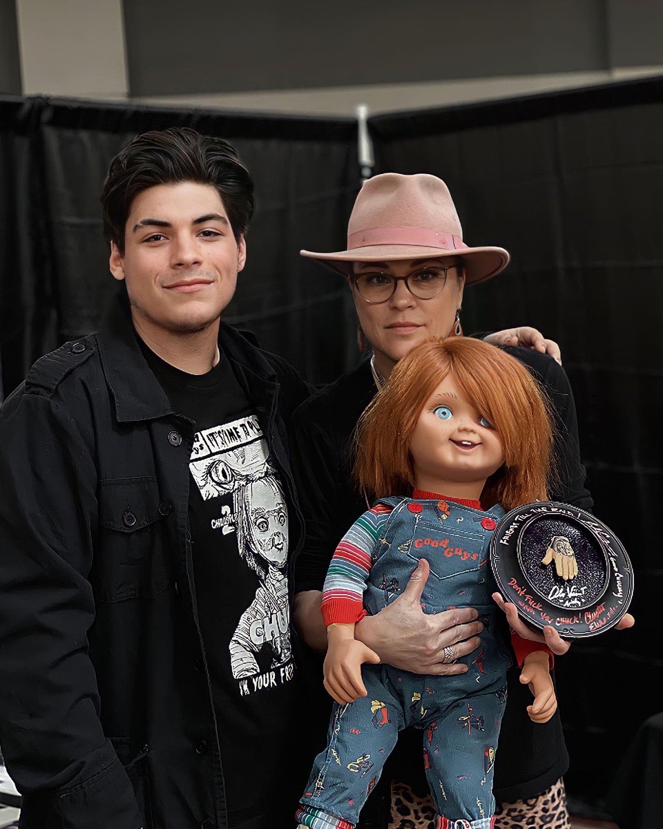 MannyRamirezArt's tweet photo. Another wholesome moment, showed @alex_vincent , Christine Elise McCarthy, and Edan Gross (Voice of the good guy doll) my mini tattooed hand of chucky! #chucky #alexvincent #andybarclay #christineelisemccarthy #edangross #childsplay #horror #chucky #sanantoniotx https://t.co/4xIQZoogHr