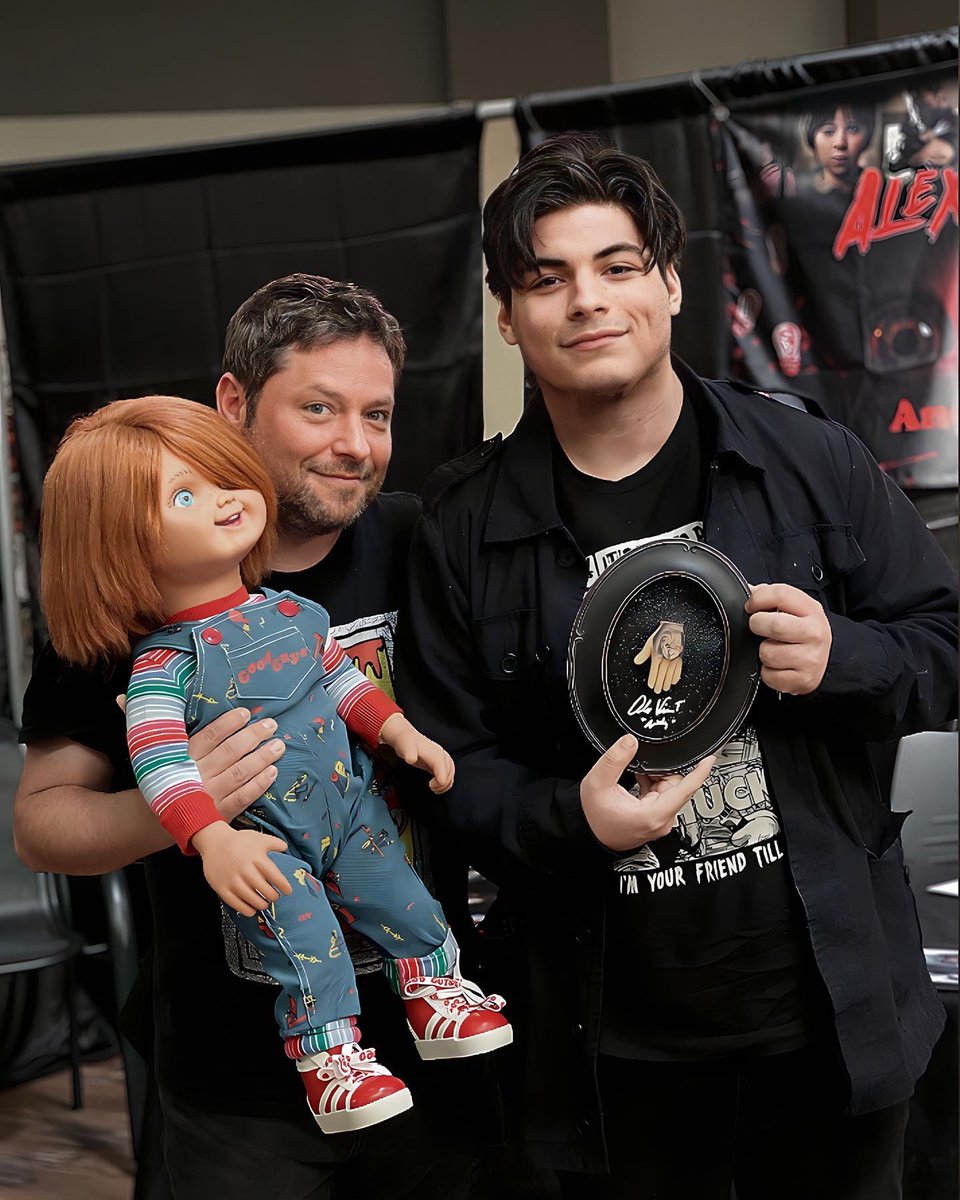 MannyRamirezArt's tweet photo. Another wholesome moment, showed @alex_vincent , Christine Elise McCarthy, and Edan Gross (Voice of the good guy doll) my mini tattooed hand of chucky! #chucky #alexvincent #andybarclay #christineelisemccarthy #edangross #childsplay #horror #chucky #sanantoniotx https://t.co/4xIQZoogHr