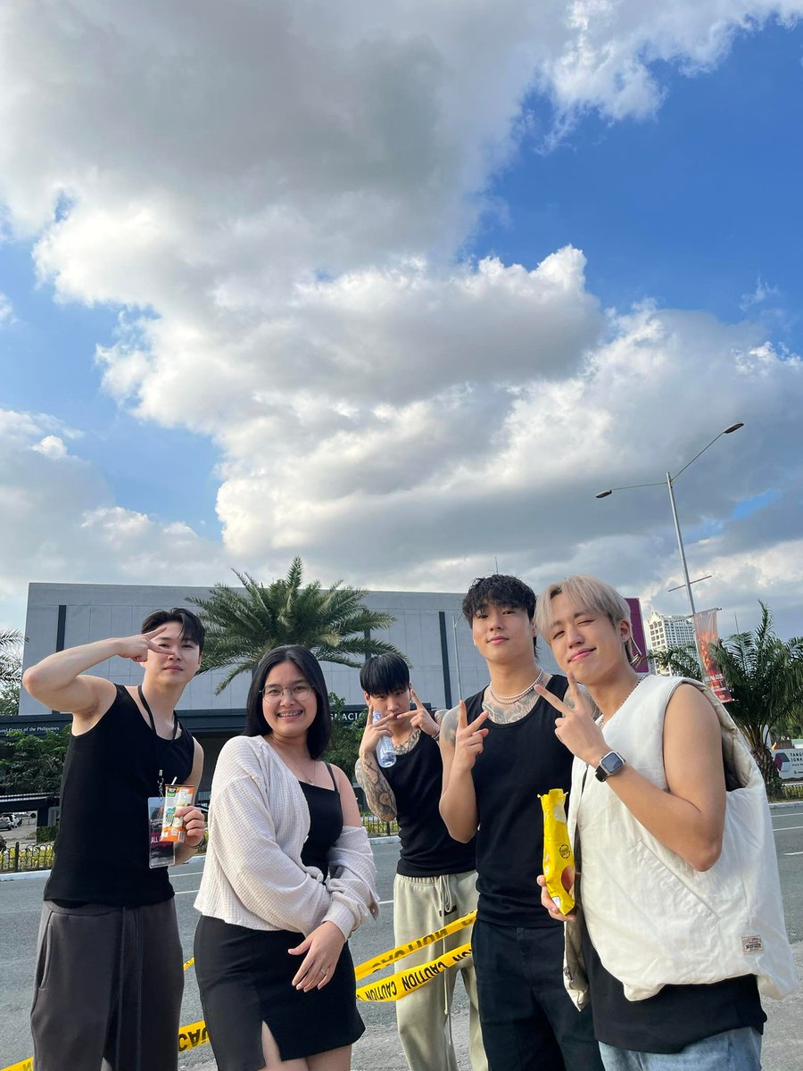 jeykeyheart's tweet photo. Yung anak mong hinatid ka lang sa concert ni Hanbin pero sya pa talaga ang may  picture kasama nila 🤣😂 https://t.co/VkZpbwwGvH