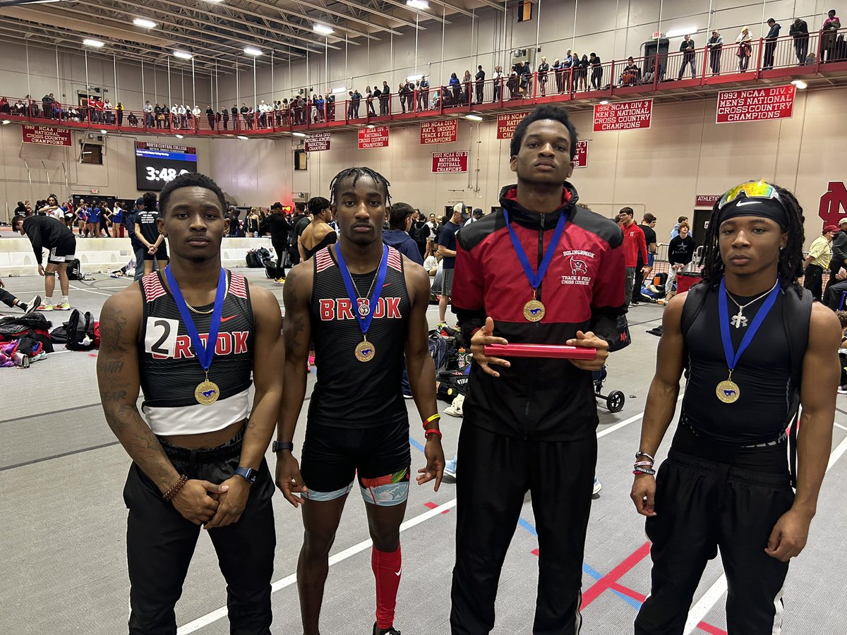 4x200 takes 3rd outside of the fastest heat. 1:32.53 is the 5th fastest time in Bolingbrook history! ☠️🏴‍☠️☠️🏴‍☠️ #TheBrook #HonorTheRaiders #Dawgs