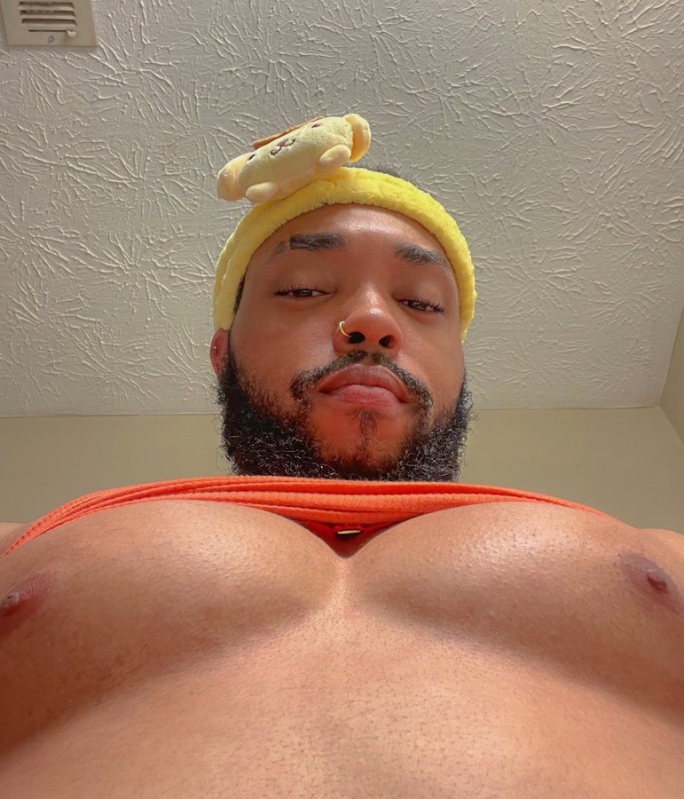 FqlaXH2WcAImA0P?format=jpg&name=900x900