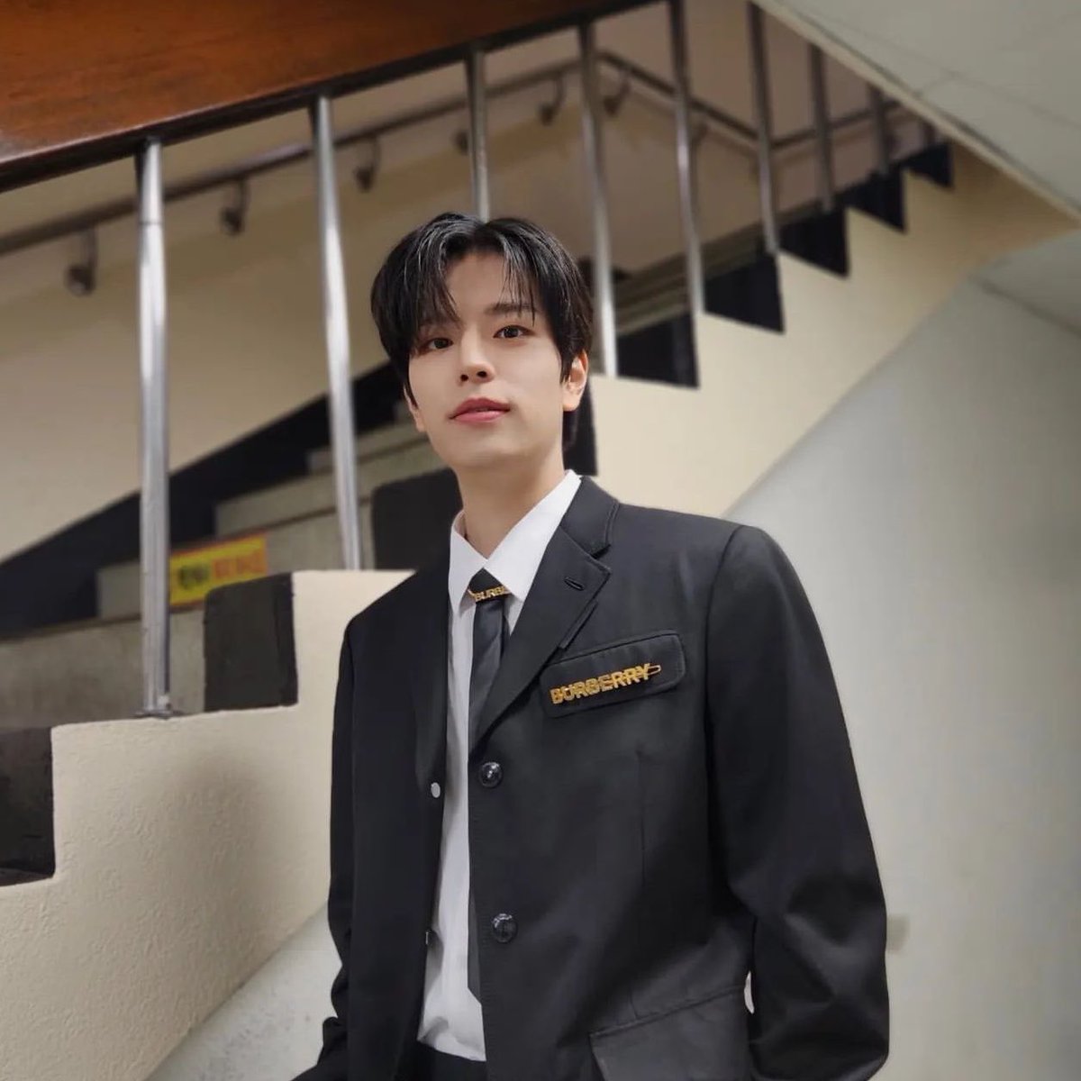 cherish_ksm's tweet photo. 세상에서 제일 수트가 잘어울리는남자🖤 https://t.co/yjgnRWQ9es