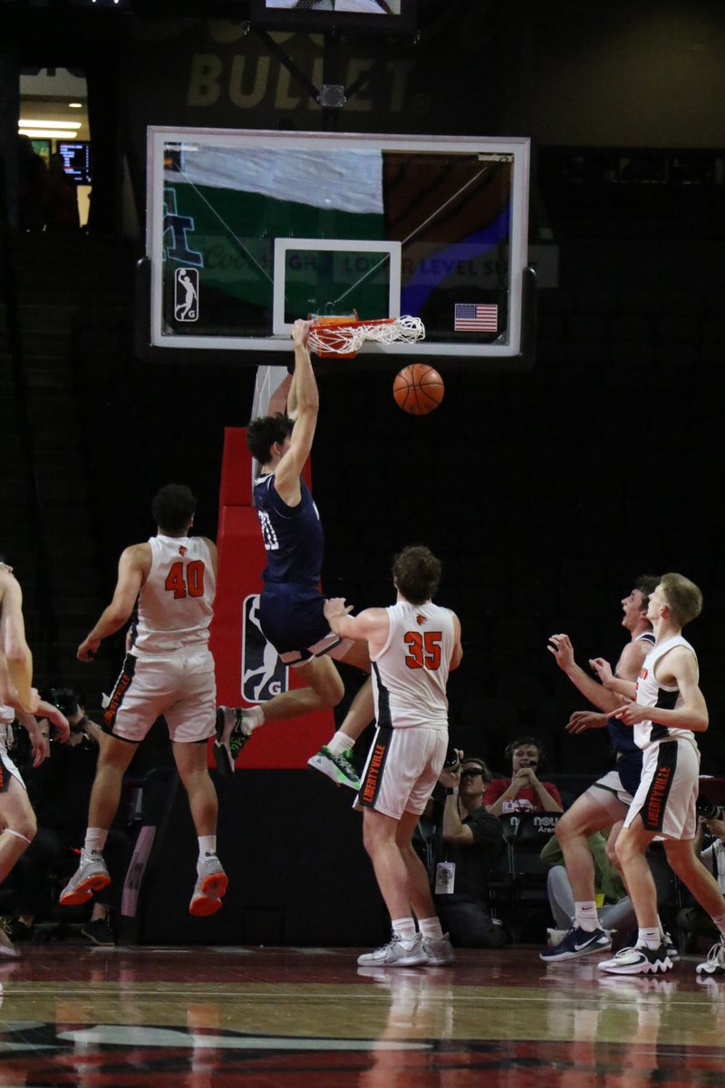 AthleticsNTHS's tweet photo. The Trevians lead the Wildcats 21-14 with 3:17 left before the half!
#GoTrevs #SuperSectional @ntboosterclub @NewTrierBBB https://t.co/VS6BdjvKAN