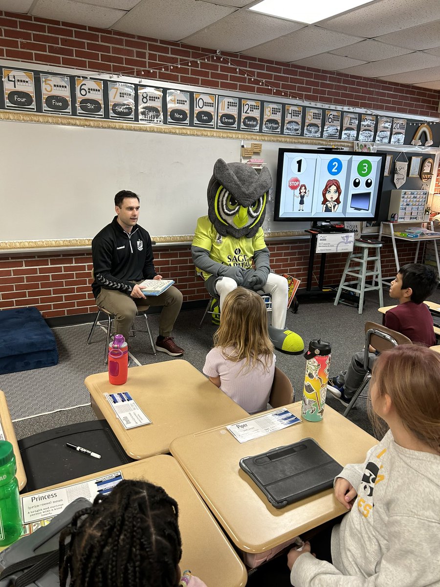 malpete1010's tweet photo. Thank you @Union_Omaha &amp; @godfatherspizza for guest reading @BirchcrestTiger today for Love of Reading Week! ♥️📖  The students loved having you read to them.  #bctigers #bpsne https://t.co/kCID9j86uO