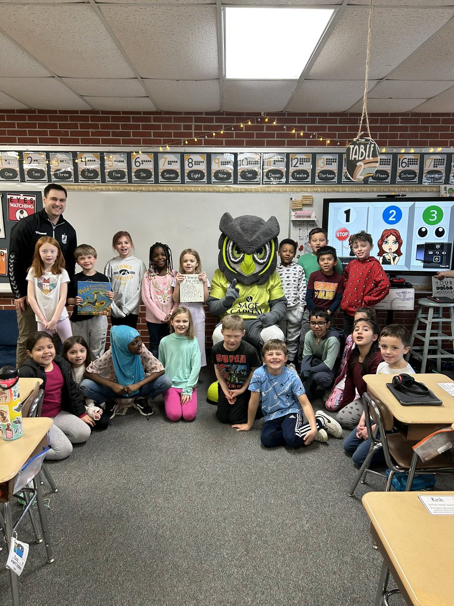 malpete1010's tweet photo. Thank you @Union_Omaha &amp; @godfatherspizza for guest reading @BirchcrestTiger today for Love of Reading Week! ♥️📖  The students loved having you read to them.  #bctigers #bpsne https://t.co/kCID9j86uO