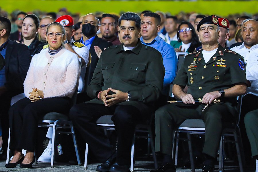 NicolasMaduro's tweet photo. Junto a los Sacerdotes y Pastores de la FANB elevamos una oración ecuménica e interreligiosa por la vida y el alma inmortal de nuestro Comandante Hugo Chávez, oración sincera, para que Cristo lo tenga en su regazo. ¡Qué Dios bendiga siempre al pueblo de Venezuela! https://t.co/TLPJNfznP4