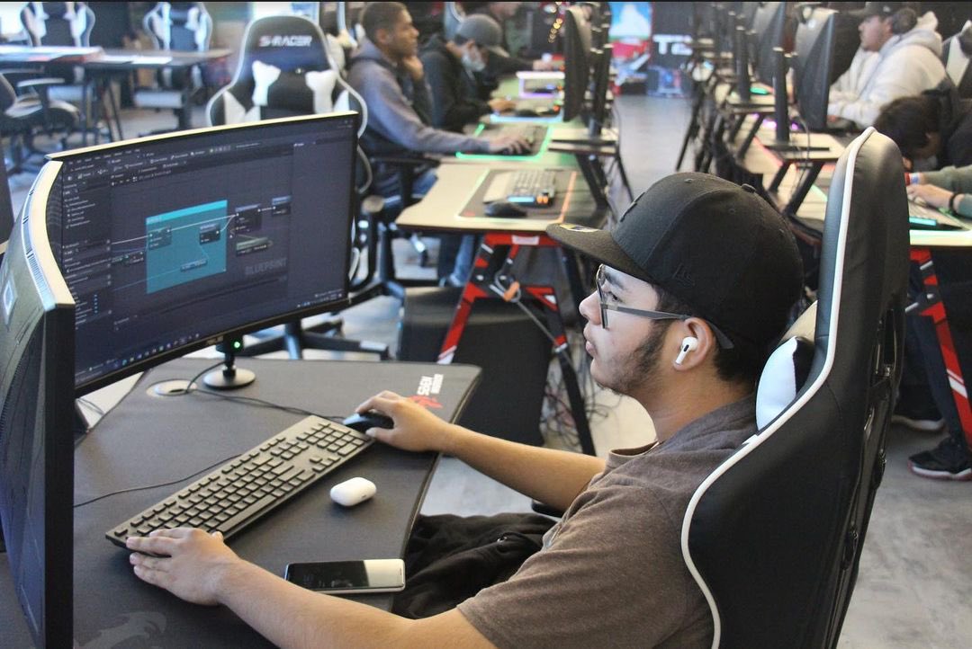 VGDevDojo's tweet photo. Working in Unreal Engine 5 can be fun but lowkey, it’s stressful! 👾

Thanks to Bertrand for the nice photo! 

#gamedev #UnrealEngine5 https://t.co/54wnOkRbOY