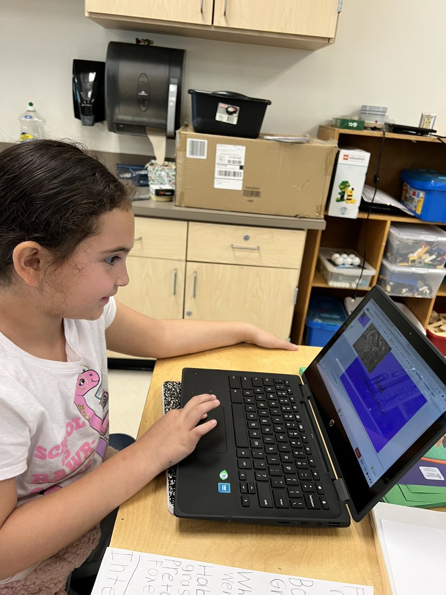 _MrsCarrera's tweet photo. 2nd grade GT learning how to create a Google Slides presentation. #ComalFLL https://t.co/E1ltBPVOs4