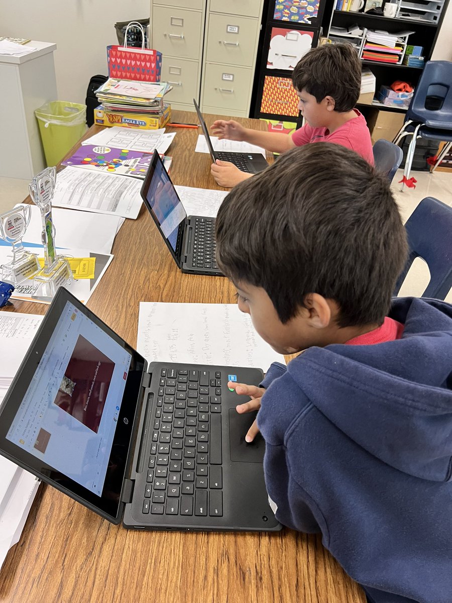 _MrsCarrera's tweet photo. 2nd grade GT learning how to create a Google Slides presentation. #ComalFLL https://t.co/E1ltBPVOs4