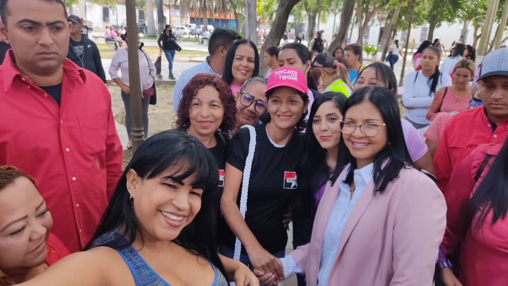 Desde la plaza del Municipio Santiago Mariño con la energía y fuerza de la mujer aragueña, la alcaldesa <a href="/johanitakenpo/">Joana Sánchez</a> junto a la Gob. <a href="/Soykarinacarpio/">Karina Carpio</a> hace el llamado para respaldar la lucha de todas las mujeres venezolanas. Tupamaro presente y consecuente.
#SomosLosDeChávez