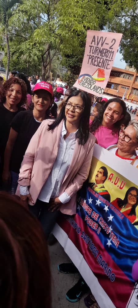 MRTAragua's tweet photo. Desde la plaza del Municipio Santiago Mariño con la energía y fuerza de la mujer aragueña, la alcaldesa @johanitakenpo junto a la Gob. @Soykarinacarpio hace el llamado para respaldar la lucha de todas las mujeres venezolanas. Tupamaro presente y consecuente.
#SomosLosDeChávez https://t.co/tBsiPx07dX
