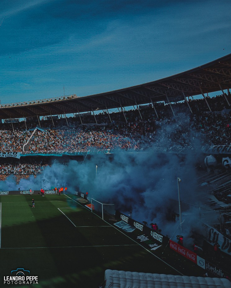LeandroPepe91's tweet photo. Tomar una Sede para evitar el remate, llenar una cancha sin jugar, bancarse todas pero no fallando nunca. Sinónimo del hincha fiel, que sin importar el resultado, siempre está para demostrar que este amor jamás se quebrará. ASÍ ES #RACING.

#DíaDelHinchaDeRACING https://t.co/2aqyVQJTns