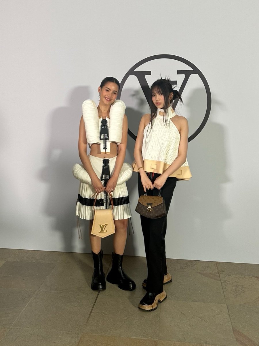 #FASHION เก็บตกบรรยากาศหลังจบโชว์ พร้อมชมโททัลลุคของญาญ่า - อุรัสยา ในฐานะ Friends of House ของ Louis Vuitton ในโชว์คอลเล็กชั่น Women’s Fall-Winter 2023 ณ Musée d'Orsay กรุงปารีส ประเทศฝรั่งเศส 

<a href="/LouisVuitton/">Louis Vuitton</a>
<a href="/urassayas/">Urassaya Sperbund</a>
<a href="/Pharrell/">Pharrell Williams</a>
#LVFW23 
#LouisVuitton
#LIPSMAGAZINE