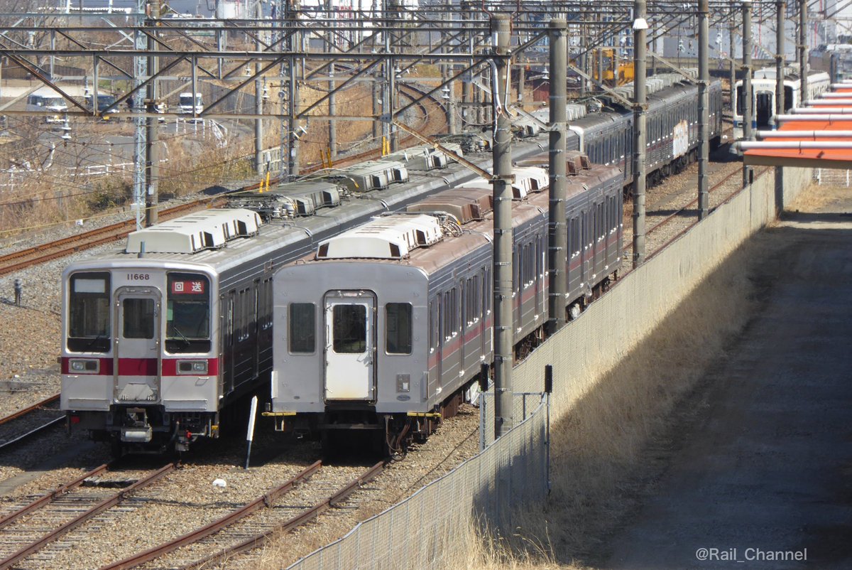 Rail_Channel's tweet photo. 2023.3.7の #北館林
#11606F は #11668F の後ろに。14606号車の落書きはそのままみたいですね。そのまま来ちゃったということは・・・

#10000型 #10030型 #8000系 #8570F https://t.co/FynBYER63K
