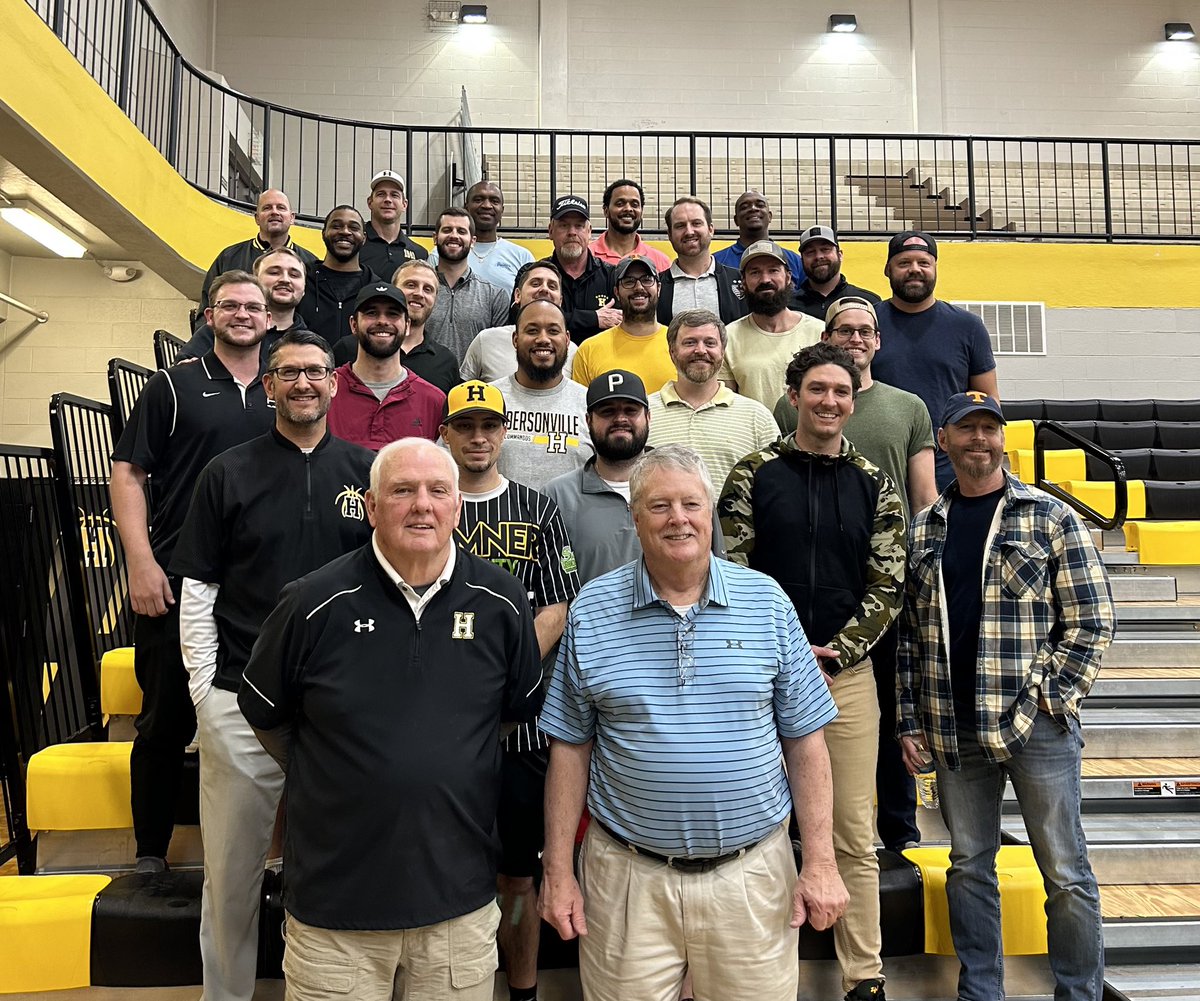 The @CommandoHoops boys came up short tonight but had a great run to end the season! Great to see so many former HHS players at the game tonight #commandopride @hhscommandos @Christy54291651 @RonSarver