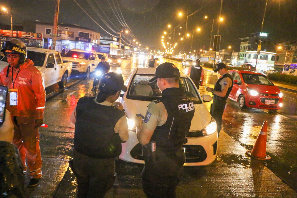 ftabacchir's tweet photo. Nuestro trabajo por la seguridad no se detiene. Seguimos realizando operativos antidelincuenciales esta vez en #Guayacanes. https://t.co/8doSJeHo1N