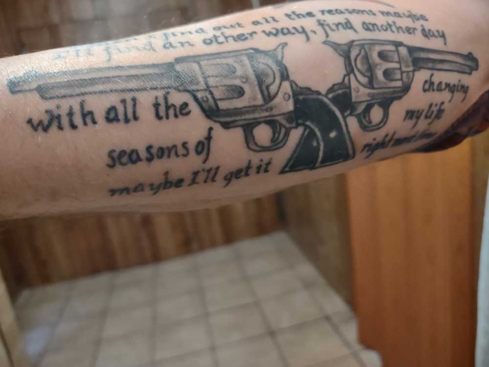 dmtdlh's tweet photo. @axlrose my fiance passed away last week.  He was a huge fan since he was a kid.  His favorite song was estranged.  He was buried in all gnr clothes , he had all tattoos of nothing but gnr . I wanted you to know how much this man jake dunn related to you. https://t.co/aeqpfdBN6j