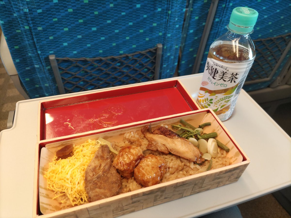 chamusume's tweet photo. 実家で色々やることがあるのと、娘と娘の友達の卒業旅行の付き添いも兼ねて、東京に向かってます🚅 駅弁の名古屋コーチン美味しかった！富士山は雲に紛れてほぼ見えず。何度も往復してるけど富士山がバッチリ見れることってなかなかないのよね💦 https://t.co/jqNdrSbWr7