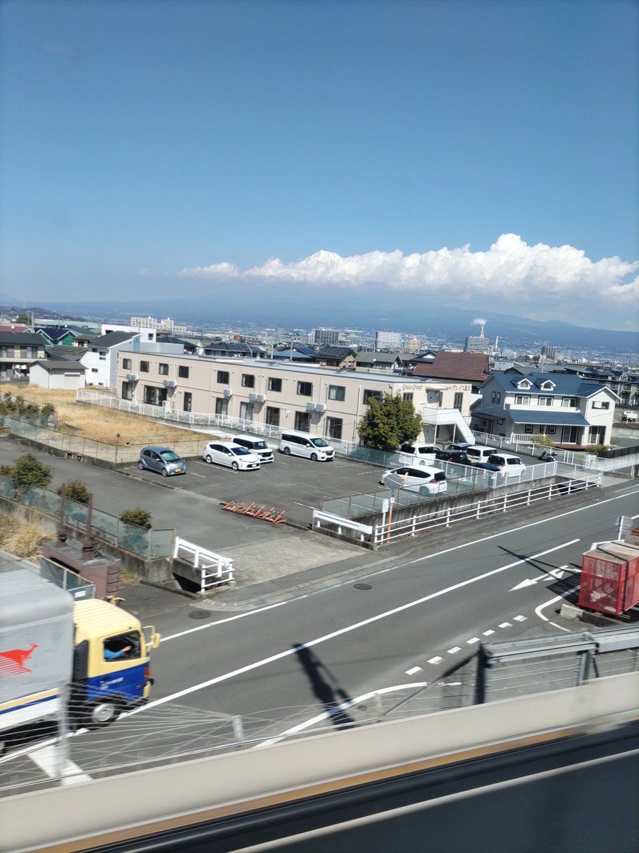 chamusume's tweet photo. 実家で色々やることがあるのと、娘と娘の友達の卒業旅行の付き添いも兼ねて、東京に向かってます🚅 駅弁の名古屋コーチン美味しかった！富士山は雲に紛れてほぼ見えず。何度も往復してるけど富士山がバッチリ見れることってなかなかないのよね💦 https://t.co/jqNdrSbWr7