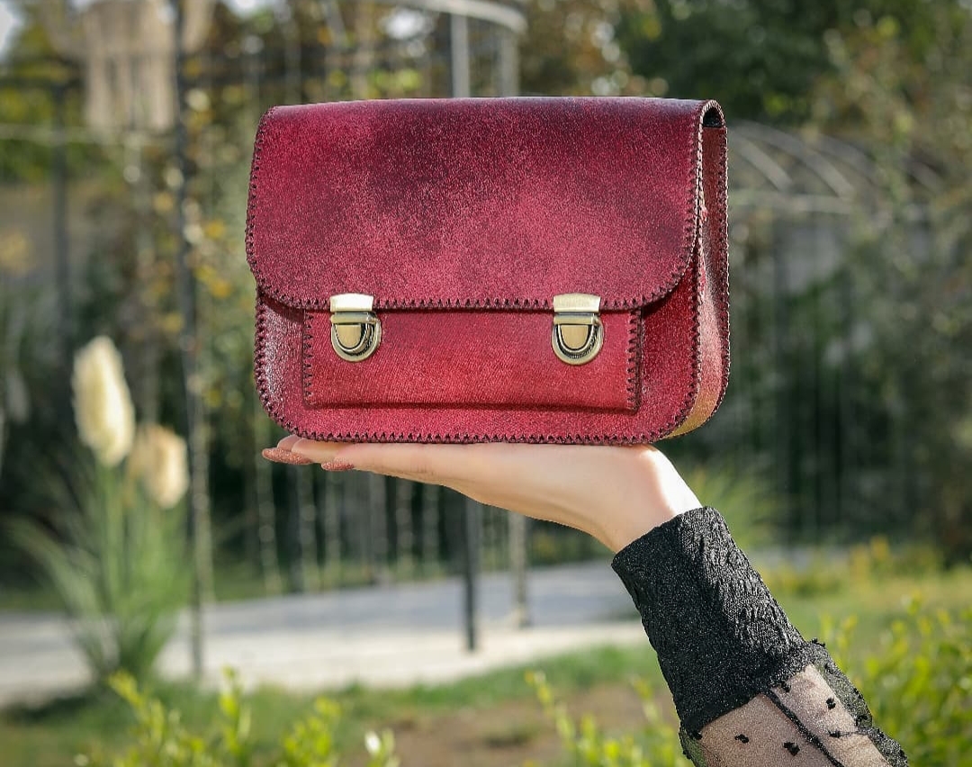 Arashleatherbag's tweet photo. ARASH making life colourful!

#ARASHleather 
Hand-Crafted 
#Camelleather
Premium Quality
#Genuineleather
Artisanal products
#ShoppinginDubai

We will respond promptly to inquiries and requests
Website: https://t.co/ljXib6U36H https://t.co/J4nRO7bvT0