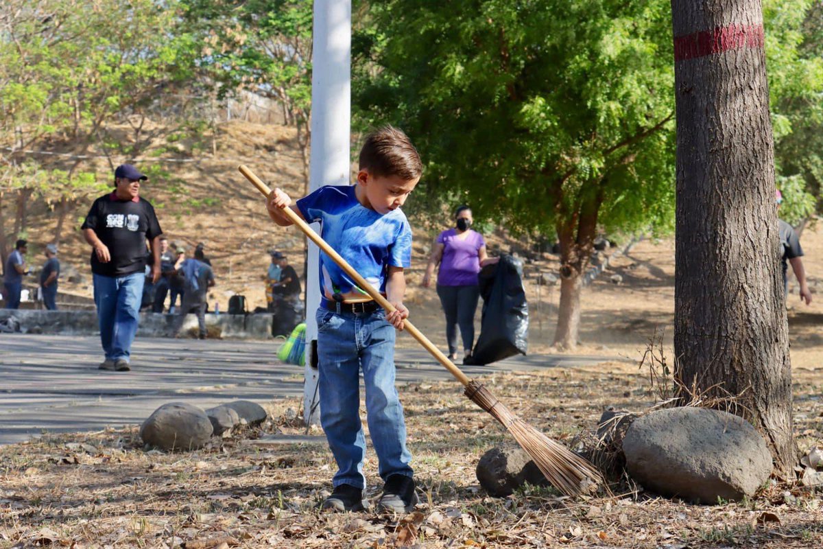 ColimaMunicipio's tweet photo. ¡Tuvimos sábado de doble #Talacheando 👏!
Limpiamos área verde en #ColinasDeSantaBárbara y el jardín de la #FranciscoVillaIII, en equipo con las ciudadanas y ciudadanos de la colonia, así como con las juventudes de la Federación de Estudiantes Colimenses.
¡#ManosALaObra ! https://t.co/8qWGfyl615