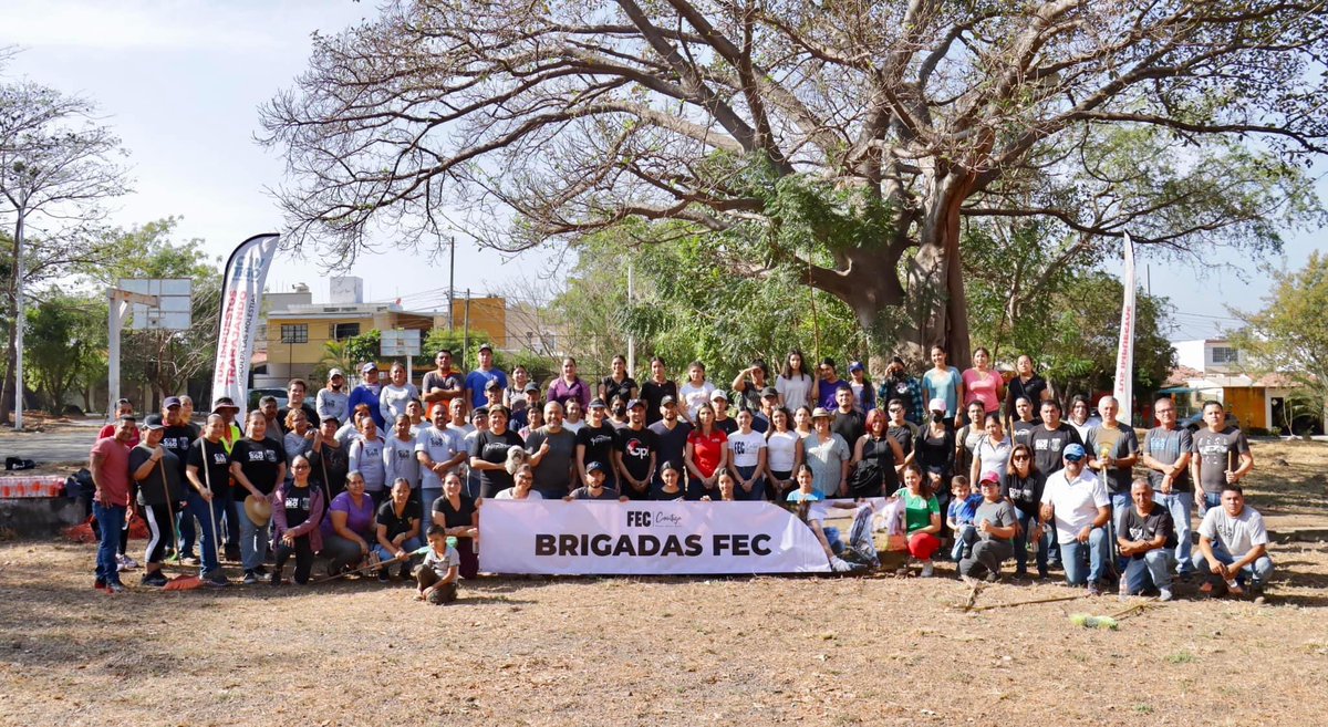 ColimaMunicipio's tweet photo. ¡Tuvimos sábado de doble #Talacheando 👏!
Limpiamos área verde en #ColinasDeSantaBárbara y el jardín de la #FranciscoVillaIII, en equipo con las ciudadanas y ciudadanos de la colonia, así como con las juventudes de la Federación de Estudiantes Colimenses.
¡#ManosALaObra ! https://t.co/8qWGfyl615