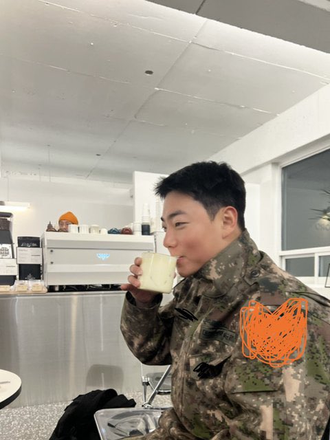 아 이션 바보... 군부대 마크 가린 것도 주황쌕.... 
그것도 하트모양으로