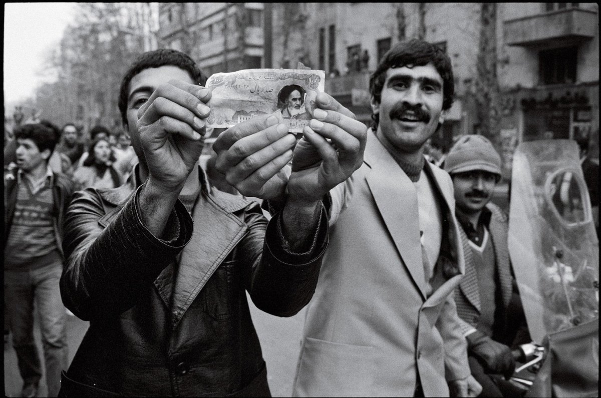 Hashshaashin's tweet photo. اینها وطن رو فروختند، تاوانش رو ما داریم می‌دیم.
#چهارشنبه_سوری https://t.co/RSNya4Qe8S