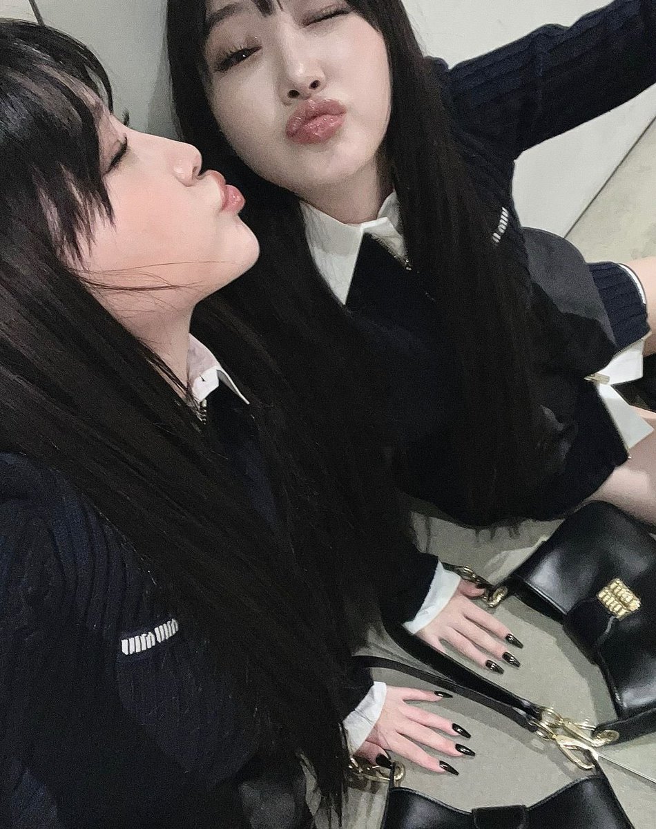 ChunghaGlobal's tweet photo. 230307 Chungha Instagram update

my twin her name
🖤MIU MIU🖤

#청하 #CHUNGHA @CHUNGHA_MNHent https://t.co/CwALAyyjnP