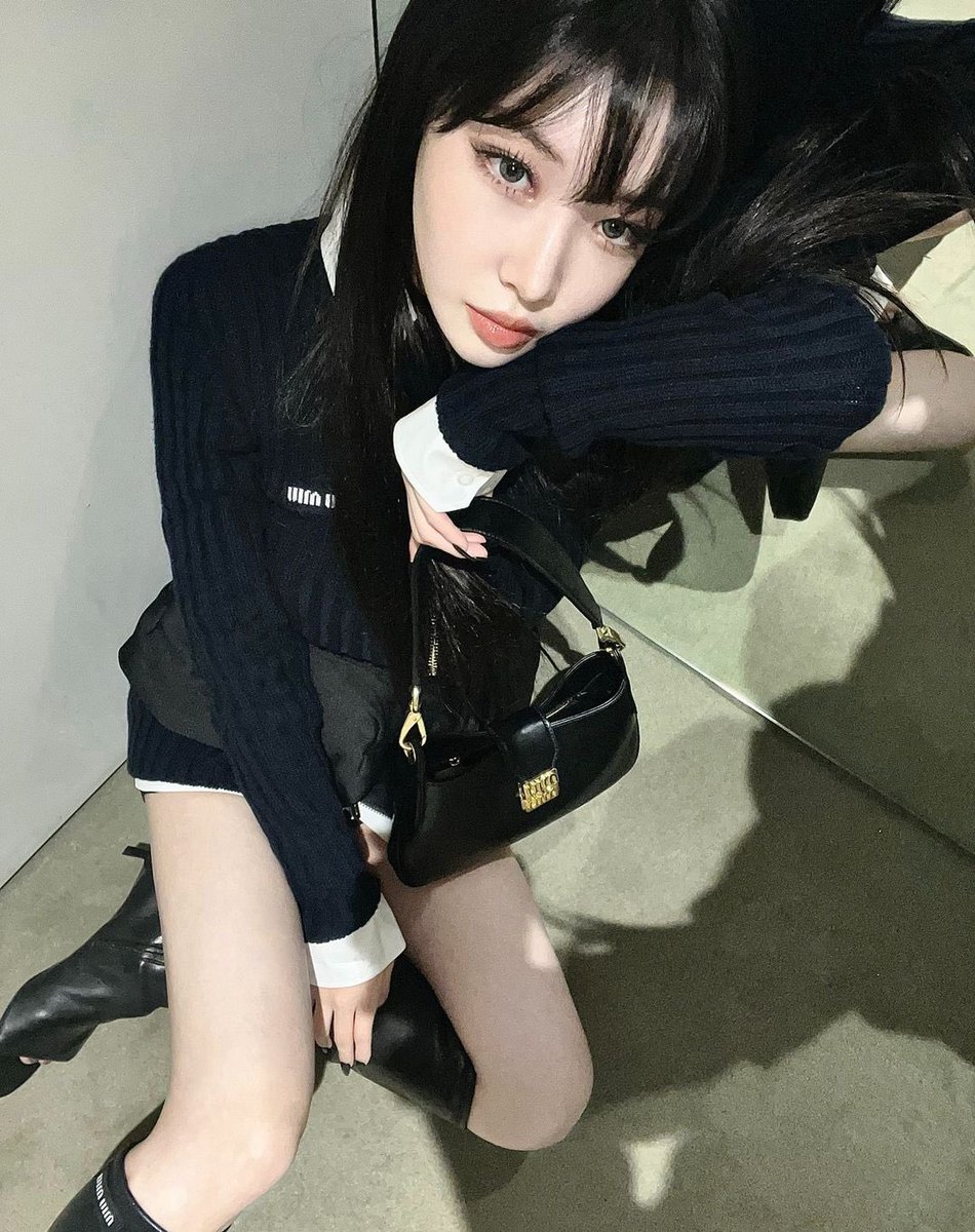 ChunghaGlobal's tweet photo. 230307 Chungha Instagram update

my twin her name
🖤MIU MIU🖤

#청하 #CHUNGHA @CHUNGHA_MNHent https://t.co/CwALAyyjnP