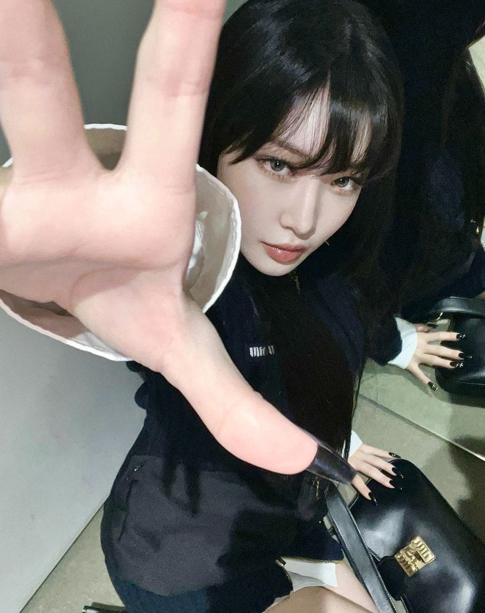 ChunghaGlobal's tweet photo. 230307 Chungha Instagram update

my twin her name
🖤MIU MIU🖤

#청하 #CHUNGHA @CHUNGHA_MNHent https://t.co/CwALAyyjnP
