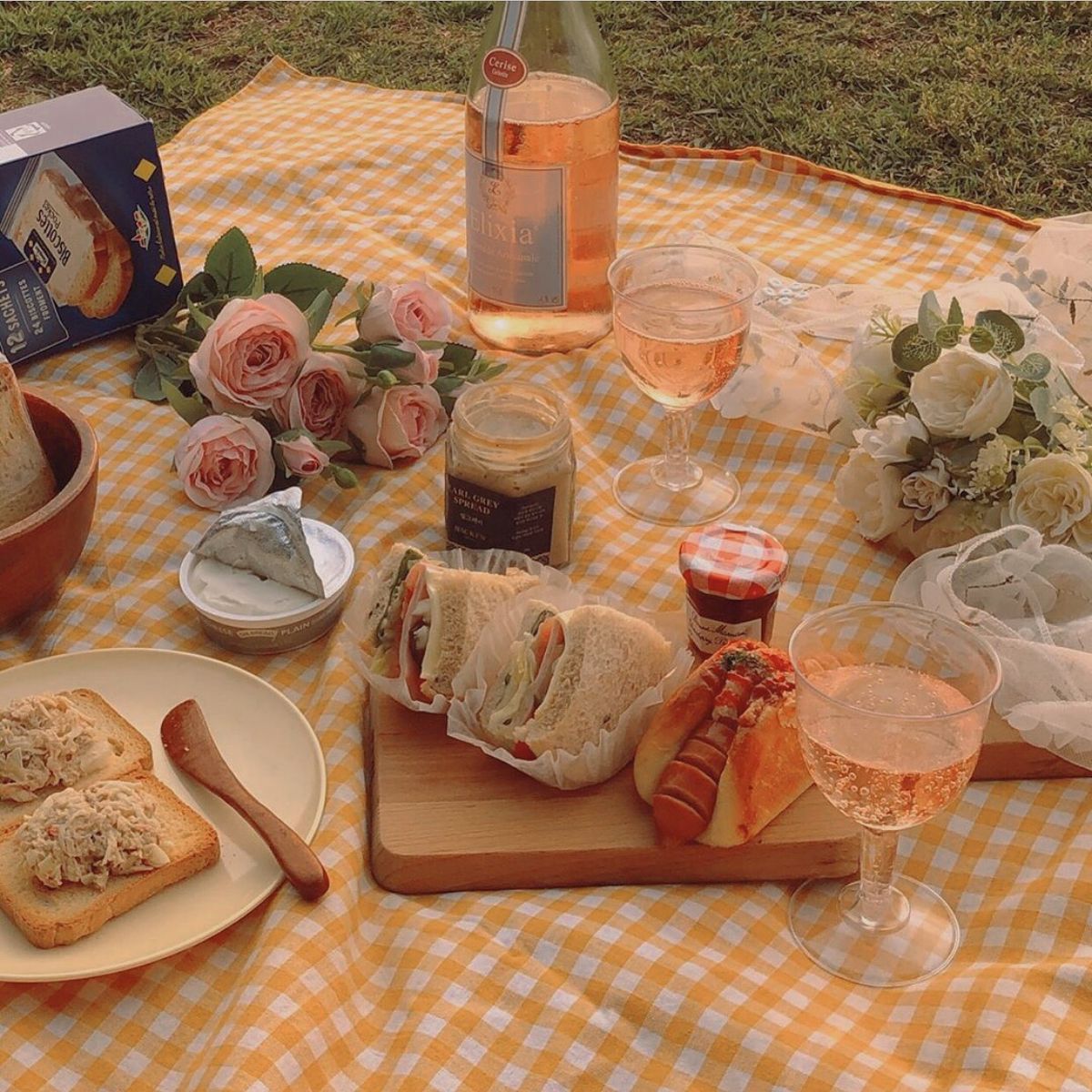 CyclicCurse's tweet photo. @eveninglxght ¿Verdad? Me alegra que te haya gustado —en cuanto sus pies tocaron el suelo Daniel cubrió los ojos de Luce y la llevó hacia donde había preparado el picnic con tanto cariño—. ¿Te parece pasar el resto de la tarde aquí conmigo? —susurró en su oído al instante que quitó sus manos—. https://t.co/aUf3lmH0r5
