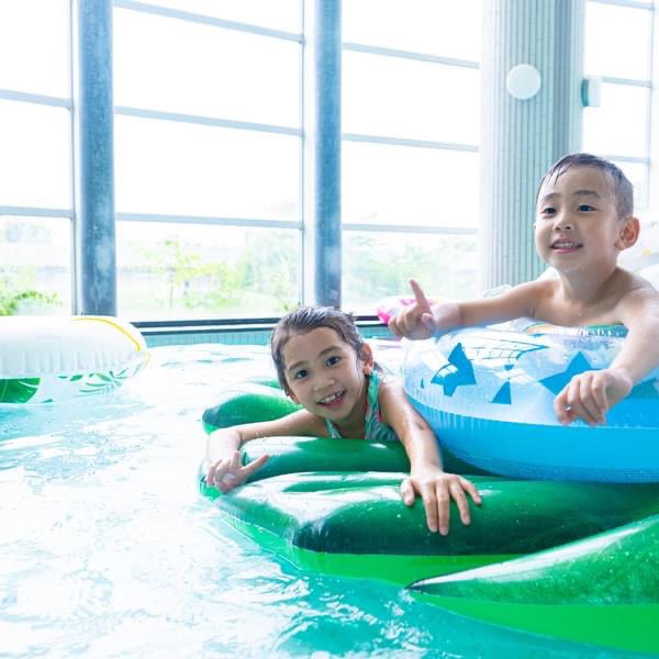 oparkogose's tweet image. ／
本日は #サウナの日 🧖‍♀️
＼

3月7日 は🈂️ウナの日

📍サウナスイートキャビンへ宿泊する方には
　#ionwater 無料プレゼント🍃

📍#サウナイキタイ にて投稿すれば
　オリジナルステッカーをプレゼント🎁

本館水着スパゾーンに
100度越えのドライサウナも！

ご利用をお待ちしております！