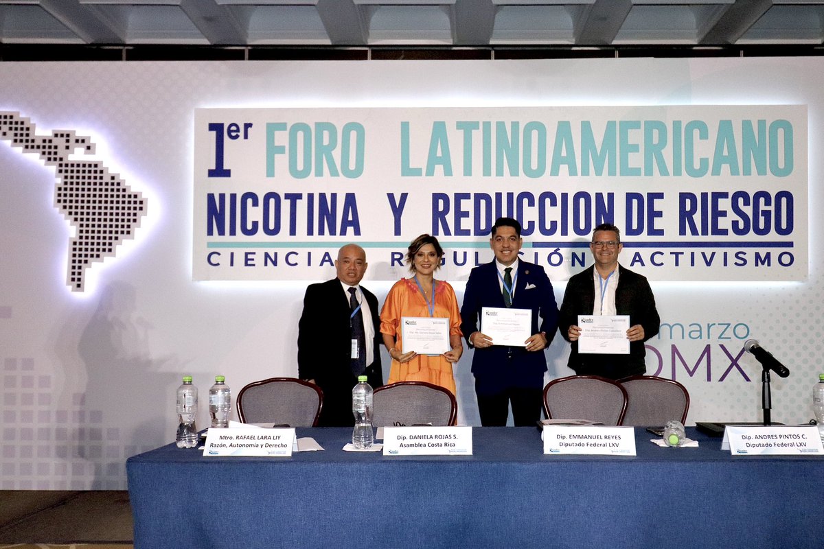 EmmanuelReyesC's tweet photo. Por ello, es importante escuchar las diferentes posiciones respecto a los nuevos productos que utilizan nicotina, siempre y cuando, se reduzca cualquier riesgo de salud, se regule el tipo de sustancias y se prevenga el uso de menores de edad.

En equipo, sigamos construyendo. https://t.co/mXQuz8HUyK