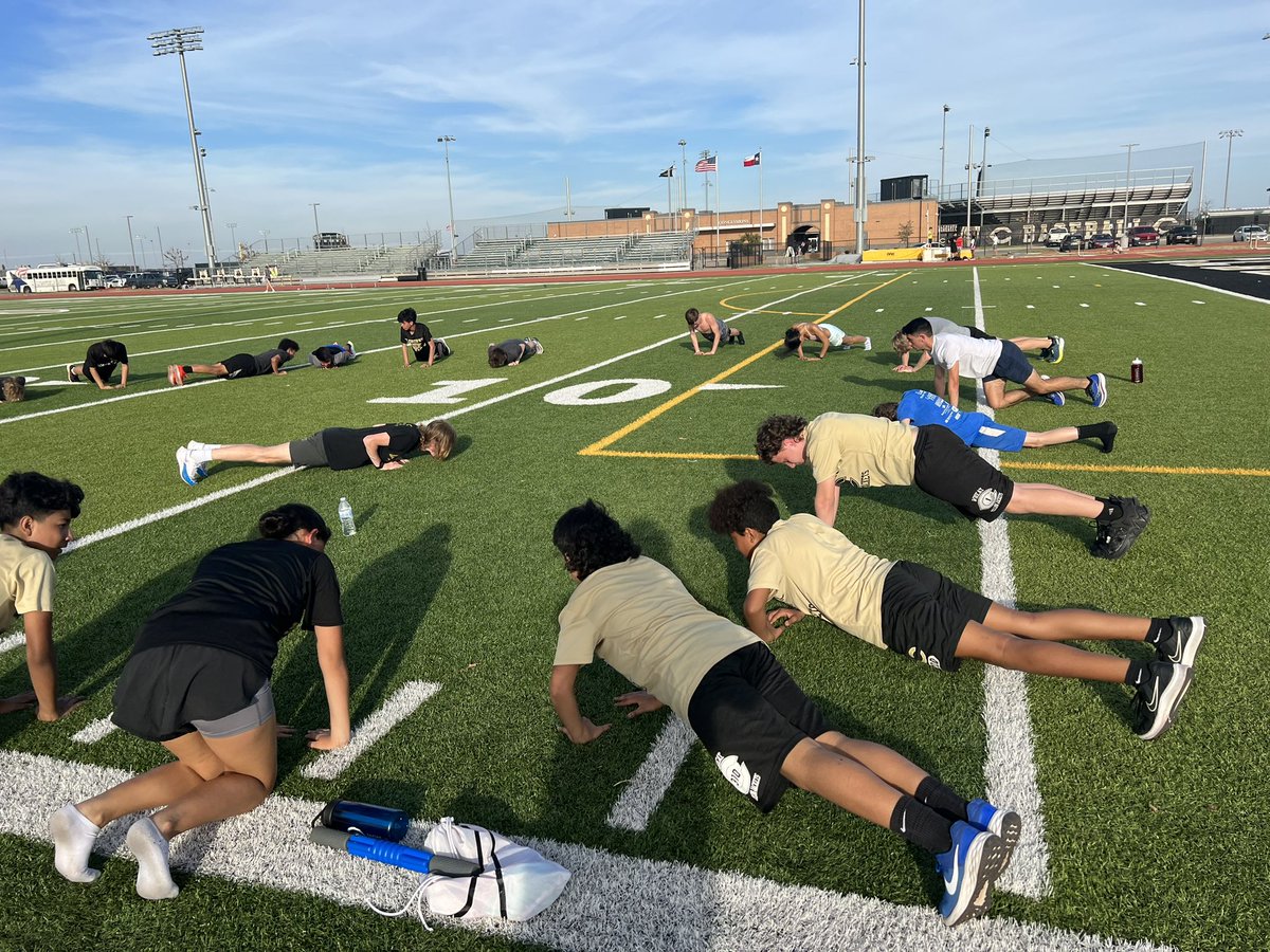CleburneXc's tweet photo. Distance Runners putting in work today! Great day for mile repeats !! 🐝🏃‍♀️🏃‍♂️❤️ https://t.co/oSEROdZZPb