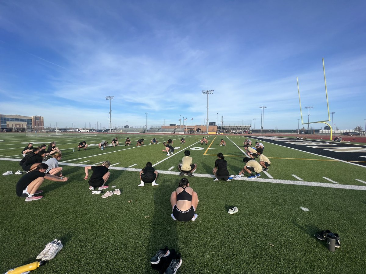 CleburneXc's tweet photo. Distance Runners putting in work today! Great day for mile repeats !! 🐝🏃‍♀️🏃‍♂️❤️ https://t.co/oSEROdZZPb