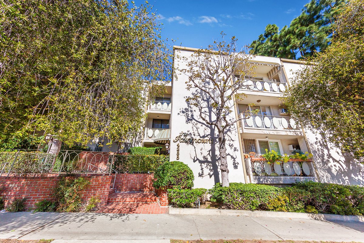 carlosfitz's tweet photo. ☘️ 4255 W. 5th Street, Hancock Park 🌲🌲2 bed 2 bath 🛏️ 🛀 920 sq ft Probate Sale w/no court confirmation 🚫⚖️Top Floor 🎩Corner Unit Condo with private balcony🌃that boasts🎙️open concept living 🌎for more info link in bio or contact me for info 📲
Price - $520,000 #compass https://t.co/OPVdqOcOpF