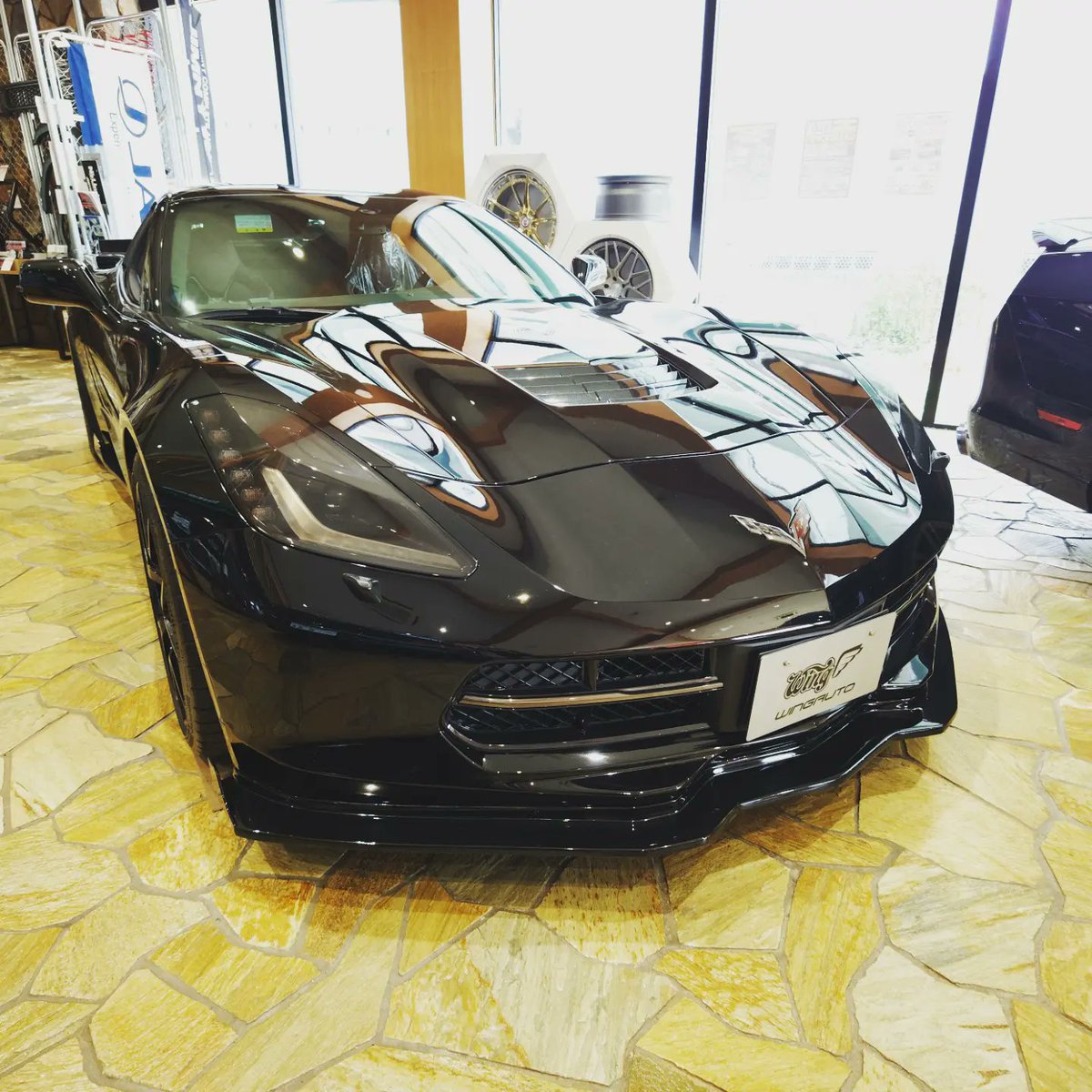 hobbyBazaar2022's tweet photo. ウイングオート様に「ゆるっとフリーマーケット」のチラシを置かせて頂きました。アメ車やABARTHがたくさん展示されていてワクワクするショールームです。お近くにお越しの際はぜひお立ち寄りください。#ウイングオート  #wingauto https://t.co/iCX947FPfO