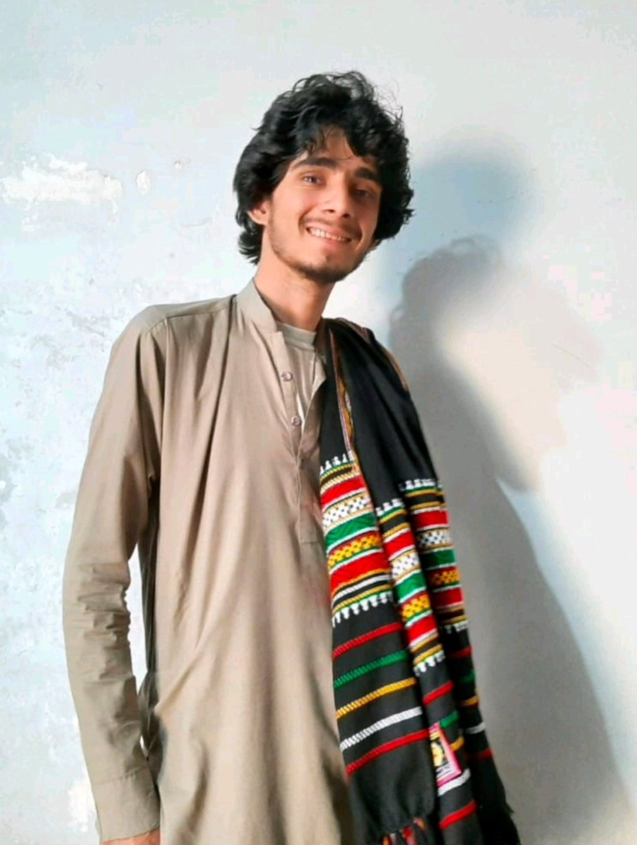 آ بری دیوانگ ءِ یک وابے ات پہ زندگی
اے بری دیوانگ ءَ ساہ پہ وتن کربان کتگ

Shaheed Hazza