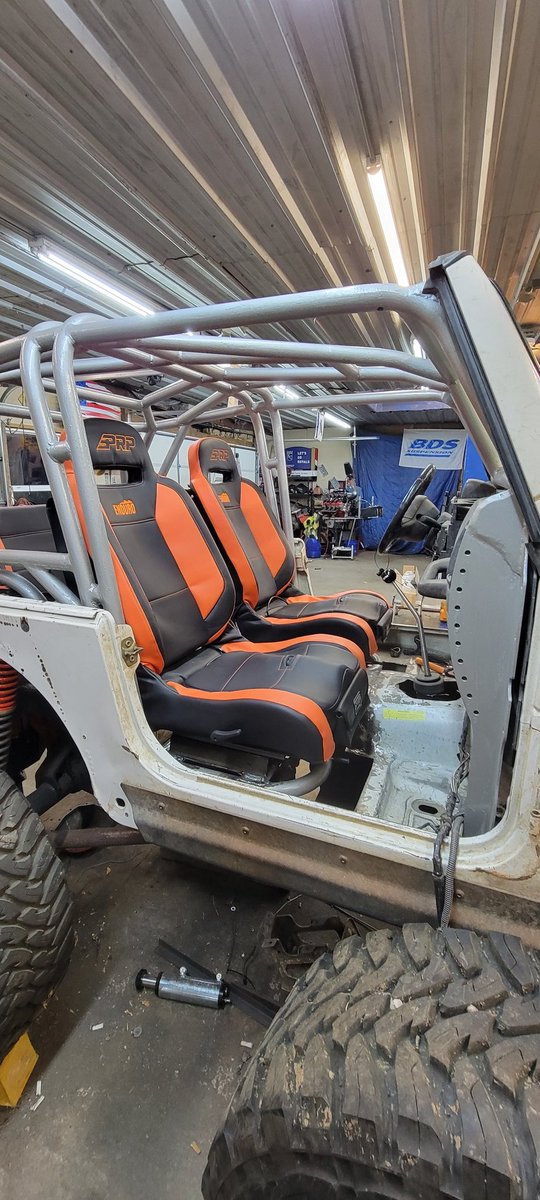 Tjeepfreak's tweet photo. #PRPSEATS #Jeeplife #Jeep #onetons #Toyotires #40s #Artec #Motobuilt #Bilstein #AdvancedAdapters #Atlas https://t.co/eMmpag7n3m