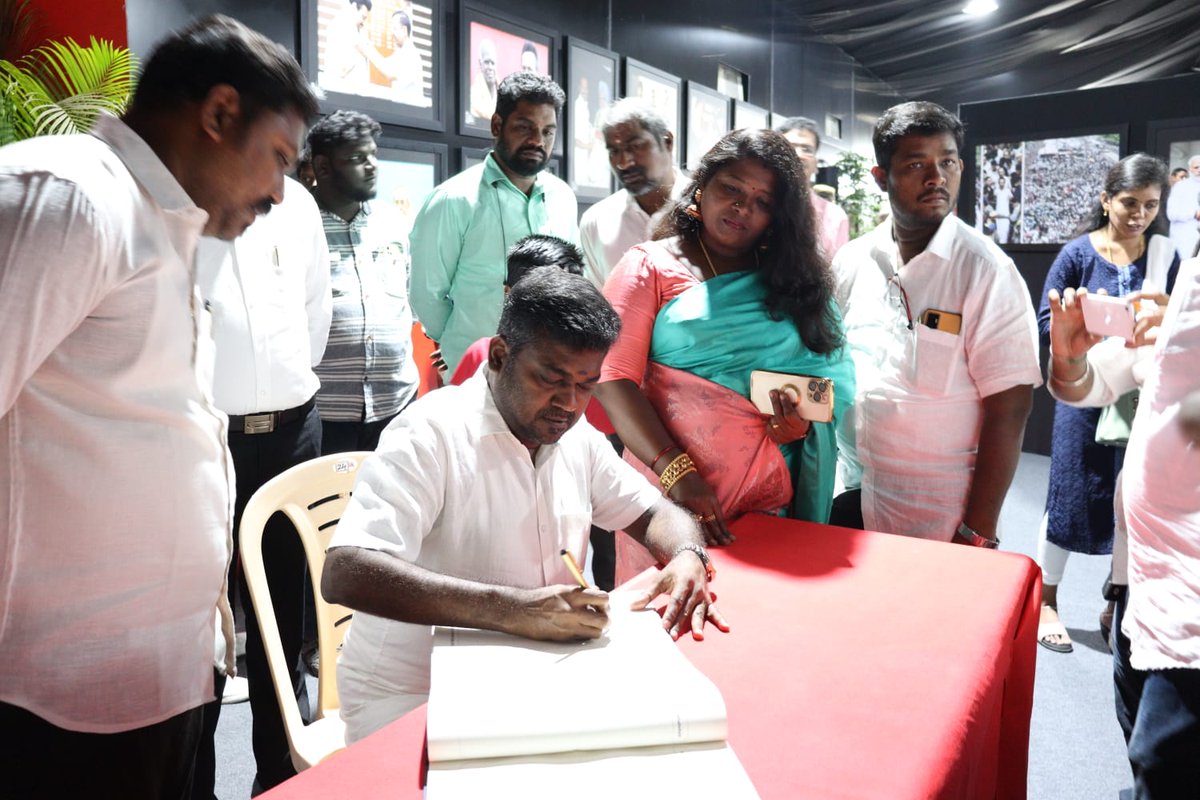 labour_talk's tweet photo. எங்கள் முதல்வர் எங்கள் பெருமை  முதல்வரின் 70 ஆண்டு கால சரித்திர சாட்சிய புகைப்பட கண்காட்சியை நமது நிறுவனத் தலைவர் டாக்டர் சுகுமார் பாலகிருஷ்ணன் அவர்கள் பார்வையிட்டு மகிழ்ந்தார்.

@kaizensukumar @BalakrishnanCSR  #tndwwa #labourtalk @METROPEOPLE1  #sukumarbalakrishnan https://t.co/FMkKwJYshp