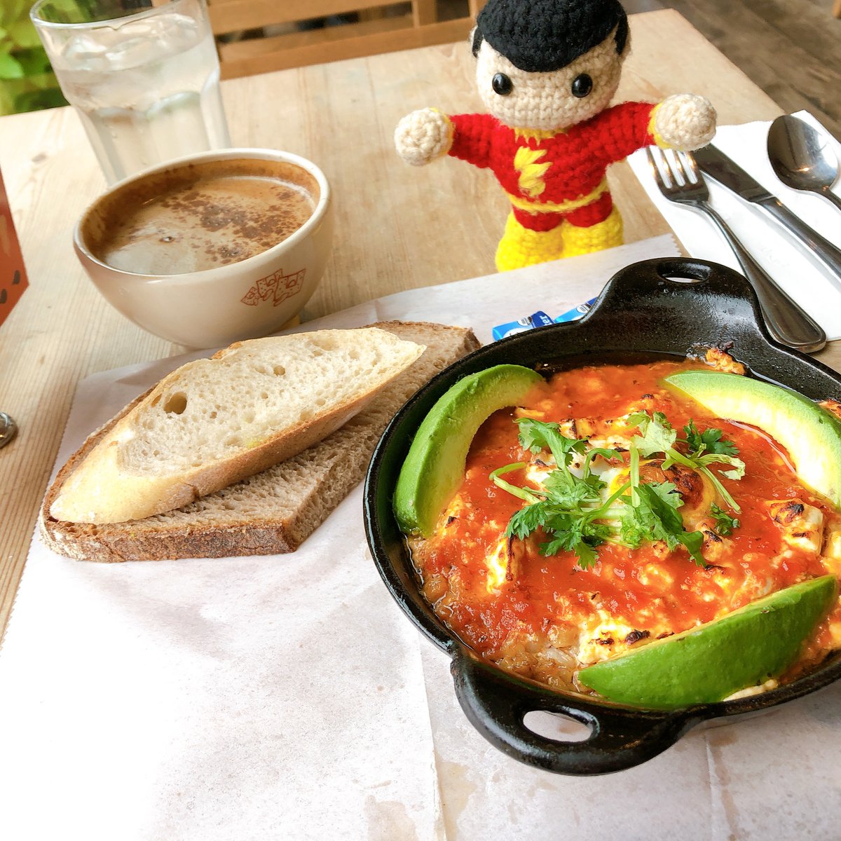 「フィラデルフィアのおしゃれカフェで食べたこれ、やっぱりシャクシューカっぽい。でも」|Mayo "SEN" Naito⚡のイラスト